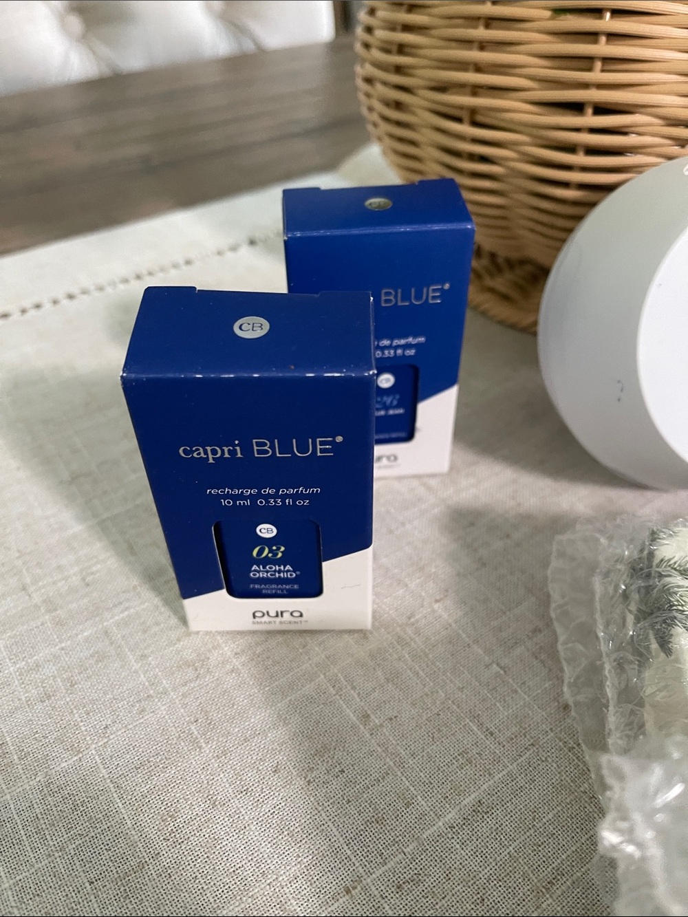 Pura Smart Fragrance Diffuser and a plug in - White with accessories - Picture 3 of 5